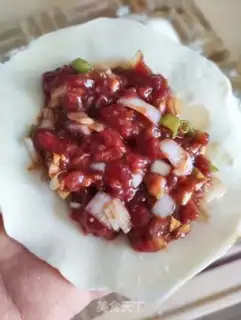 Make Onion beef snowflake fried dumplings step 7