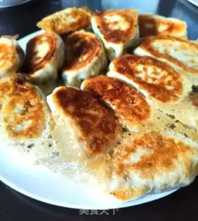 Make Onion beef snowflake fried dumplings step 9