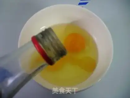 Make Red sausage fried eggs step 1