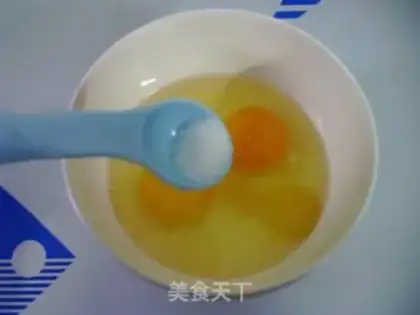 Make Red sausage fried eggs step 2