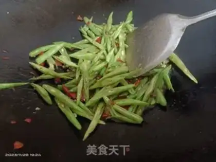 Make Spicy four-season beans step 2