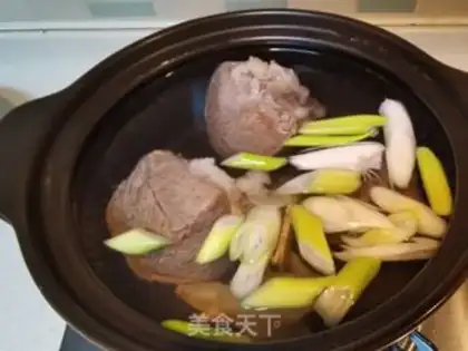 Make Beef carrot soup step 1