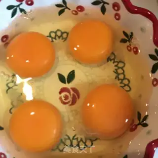Make Tomato fried eggs step 1