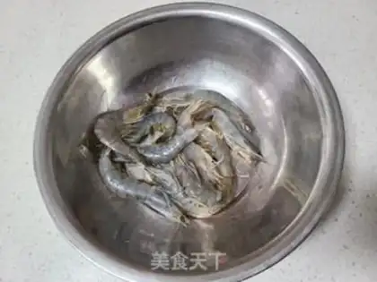 Make Shrimp fried peas and radish corn step 0