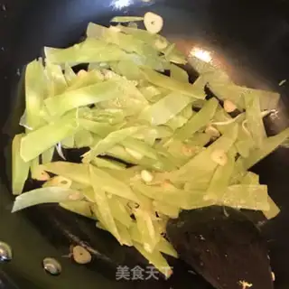 Make Garlic fried chips step 4