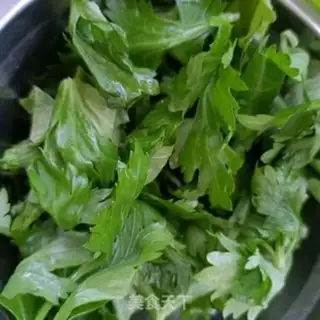 Make Eggs, gravy, celery leaves step 0