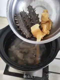 Make Sea cucumber gel claw soup step 5