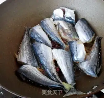 Make Dry-fried mackerel step 2