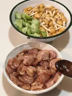 Make Rolling mushroom chicken leg step 1