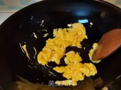 Make Scrambled eggs step 1