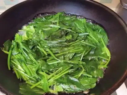 Make Egg sauce spinach step 1