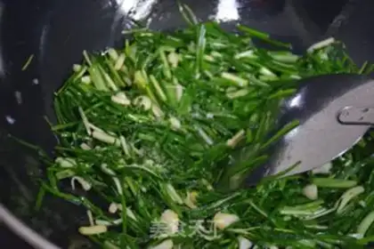 Make Wild onion fried eggs step 7