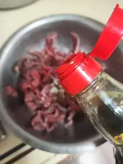 Make Onion fried lamb step 1