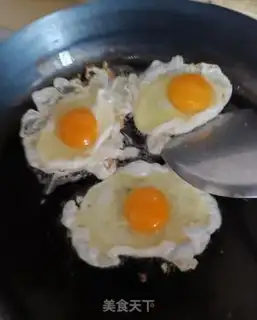 Make Halbin intestinal egg noodles step 5