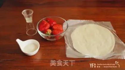 Make Hearts of strawberry pie step 0