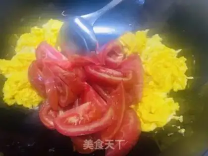 Make Tomato fried eggs step 6