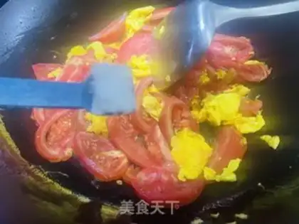 Make Tomato fried eggs step 7