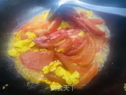 Make Tomato fried eggs step 8