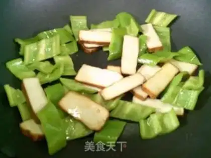 Make Scrumptious green peppers and fat cow chips step 4