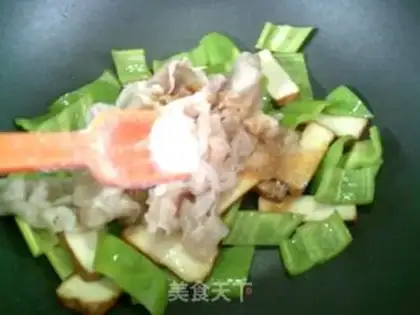 Make Scrumptious green peppers and fat cow chips step 7