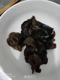 Make walnut lumber steamed eggs step 1
