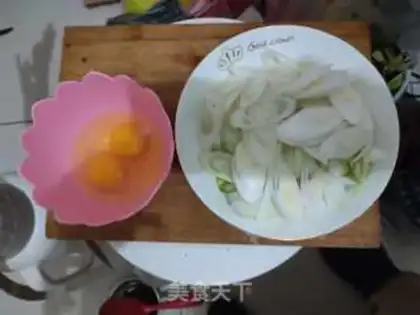 Make Onion fried eggs step 1