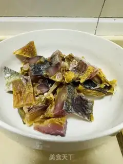 Make Dry-dry salted fish step 1