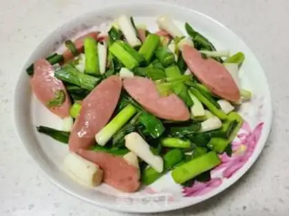 Make Garlic sprouts and ham sausages step 4