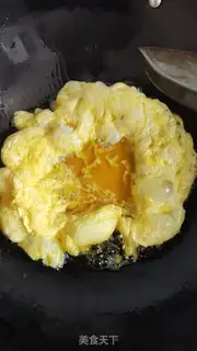 Make Eggs fried beans step 1