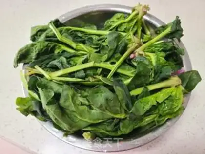 Make A red radish spinach fan step 0