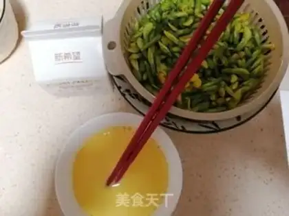 Make A canary with fried eggs step 1