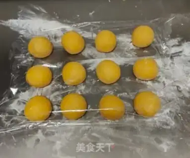 Make A canary with fried eggs step 4