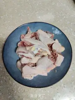 Make Lotus lily chicken soup step 1