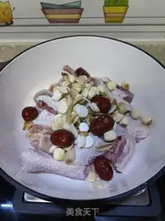 Make Lotus lily chicken soup step 3