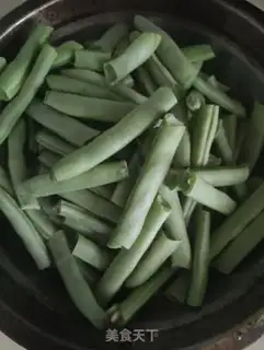 Make Four seasons of beans and a thousand chicken legs step 1