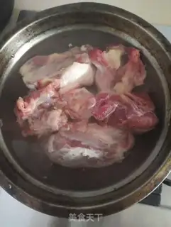 Make Scrawny chicken bone soup step 0