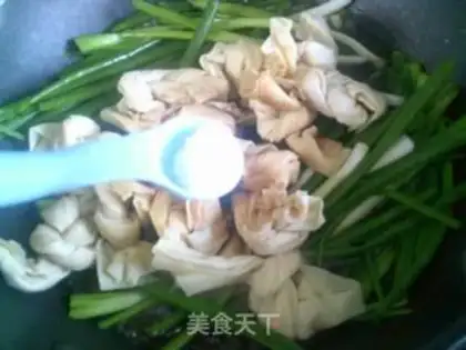 Make Onion burning leaf knots step 4