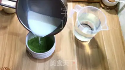 Make A tea and milk-free towel roll step 1