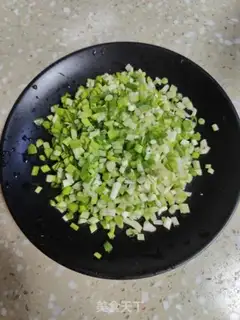 Make Fried garlic eggs step 1