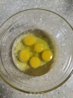 Make Fried garlic eggs step 2