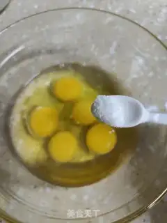 Make Fried garlic eggs step 3