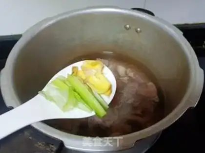 Make Five fragrance beef noodles step 3