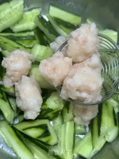 Make The cucumber with shrimp step 4