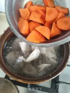 Make Corn carrot fan chicken bone soup step 4