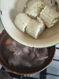 Make Corn carrot fan chicken bone soup step 5