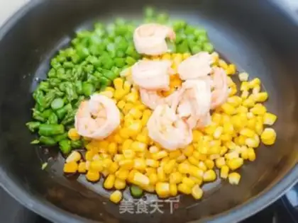 Make Mysid shrimp fried corn step 5