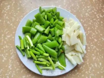 Make Sweet bean cashew fried chicken step 1