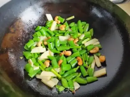 Make Sweet bean cashew fried chicken step 5