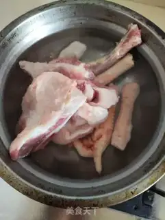 Make Chicken gravy, twirling chicken claw soup step 1