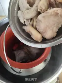 Make Chicken gravy, twirling chicken claw soup step 3